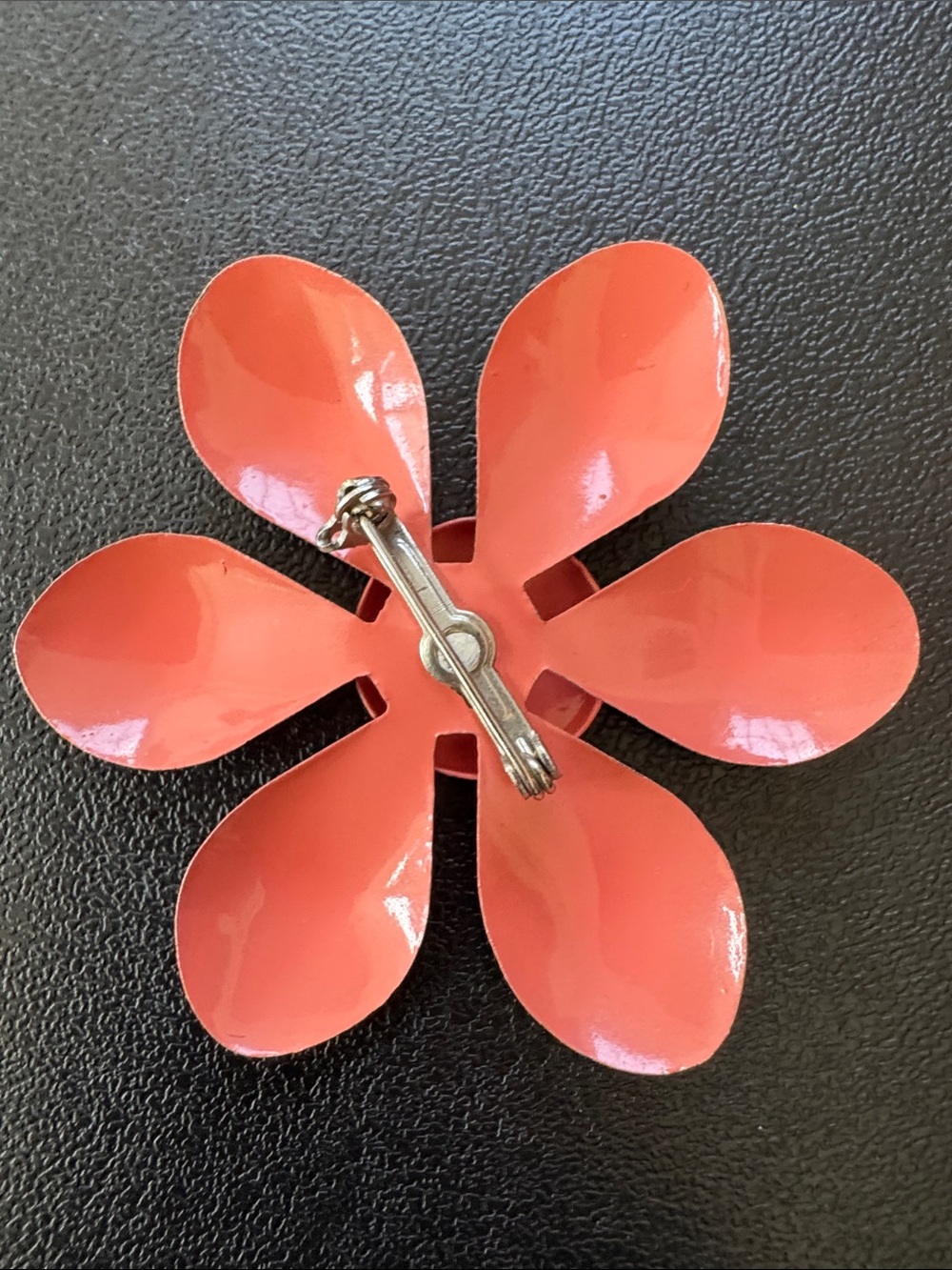 1960s Mod Coral Enamel Daisy Brooch Flower Power Retro Statement - Picture 2 of 3